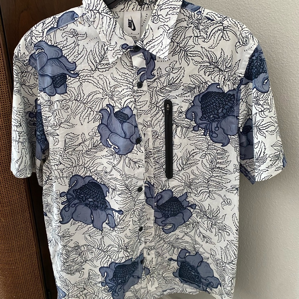 Nike Mens Shirt- Size Medium